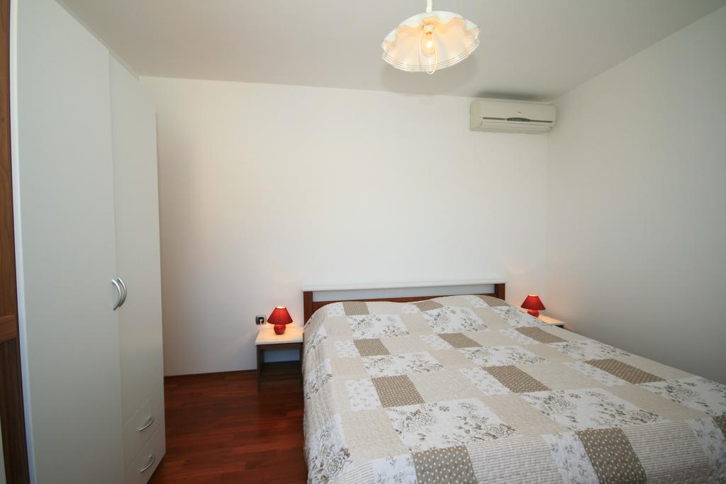 Ruzmarinka 4* Apartment Baska  Exterior photo