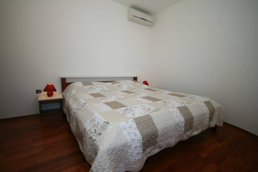 Ruzmarinka 4* Apartment Baska  Exterior photo